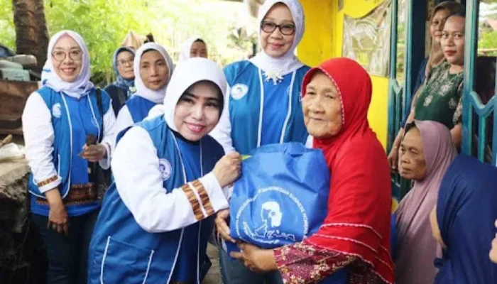 DPD IWAPI Provinsi Lampung Bagikan 228 Paket Sembako Kepada Masyarakat